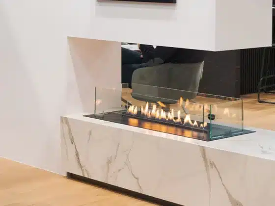 Chimenea de bioetanol sin salida de humos con llama real en interior moderno