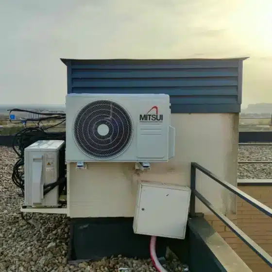 Equipo exterior de aire acondicionado instalado en cubierta