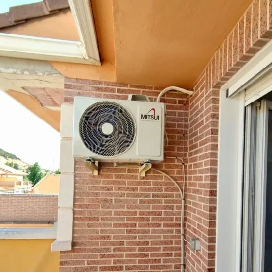Equipo exterior de aire acondicionado instalado en fachada