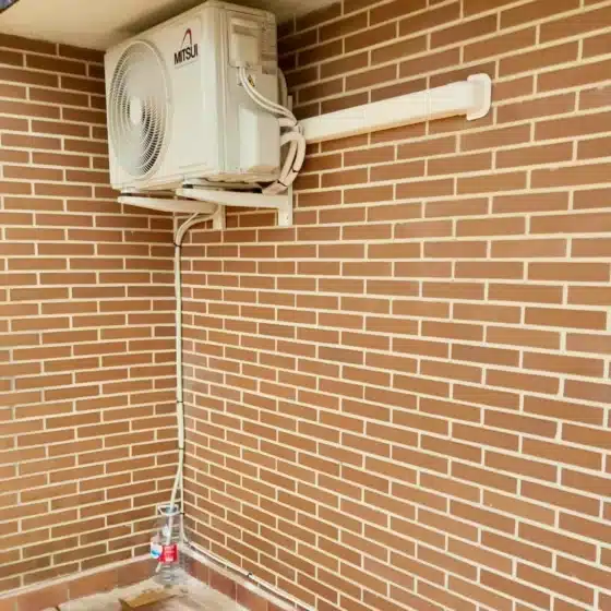 Instalación de aire acondicionado en fachada de vivienda