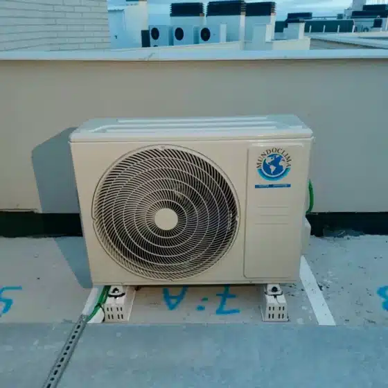 Instalación de unidad exterior de aire acondicionado en azotea