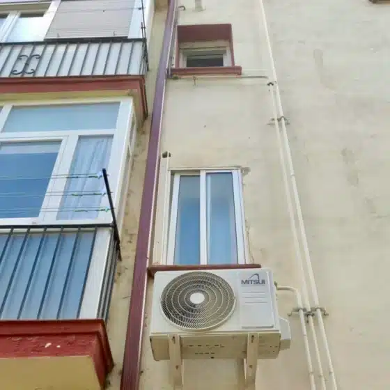 Instalación de unidad exterior de aire acondicionado en fachada