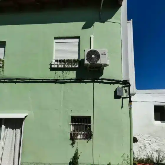 Instalación profesional de aire acondicionado realizada por Baza Mazano