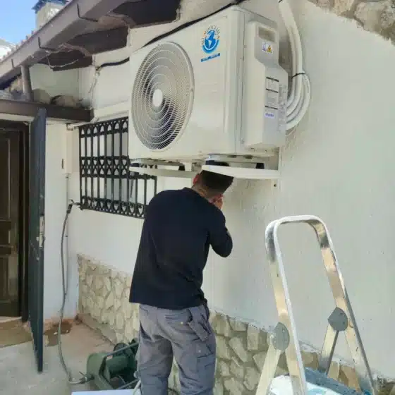 Instalador de aire acondicionado realizando montaje en Valladolid