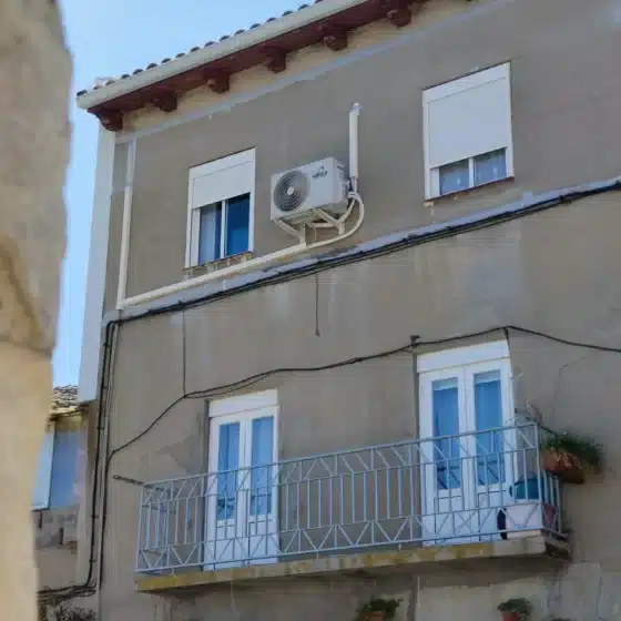 Unidad exterior de Split instalada en vivienda