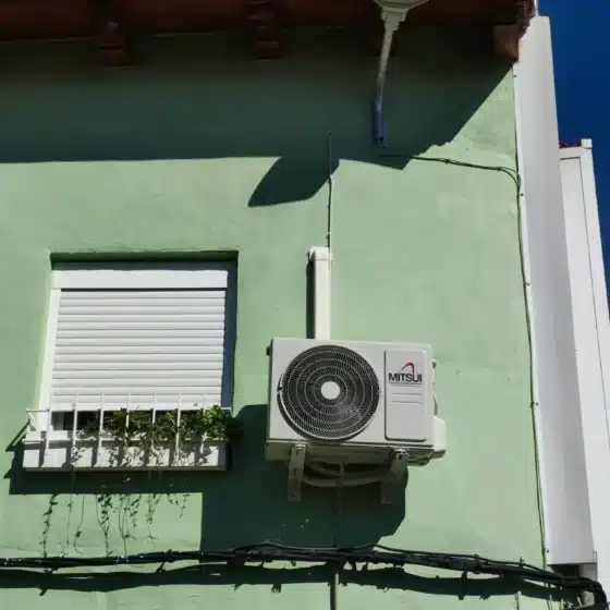 Unidad exterior de aire acondicionado instalada en fachada
