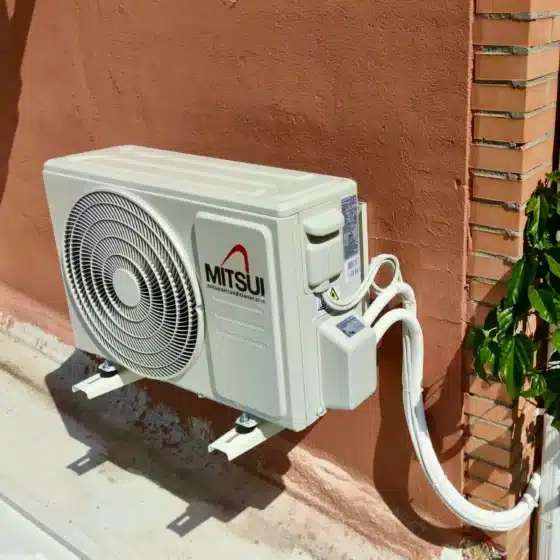 Unidad exterior de aire acondicionado instalada en vivienda