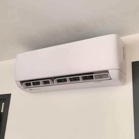 Unidad interior de aire acondicionado instalada en salón